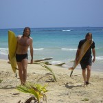 Wir versuchen uns auf den Surf-Brettern.